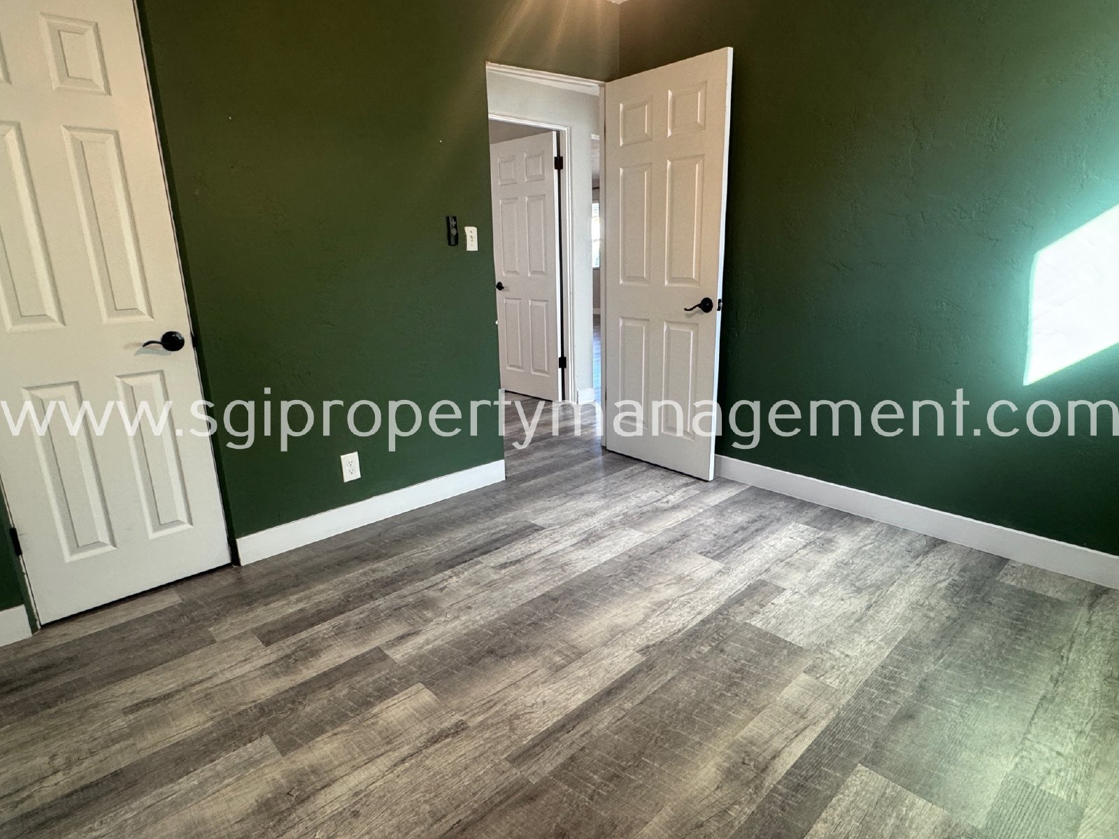 Stylish 3 bedroom single level home property image