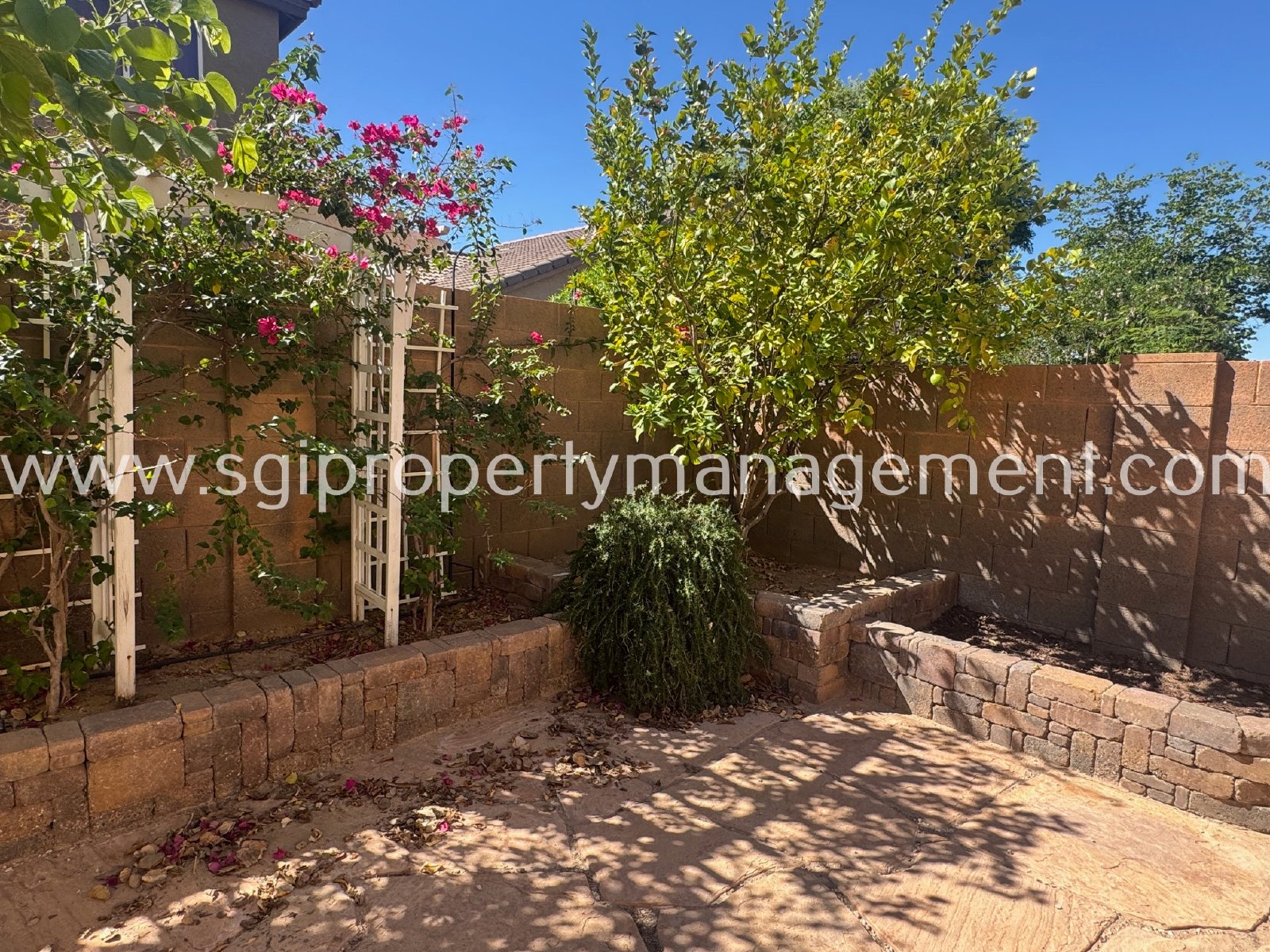 Beautiful 2 bedroom condo in gated community property image