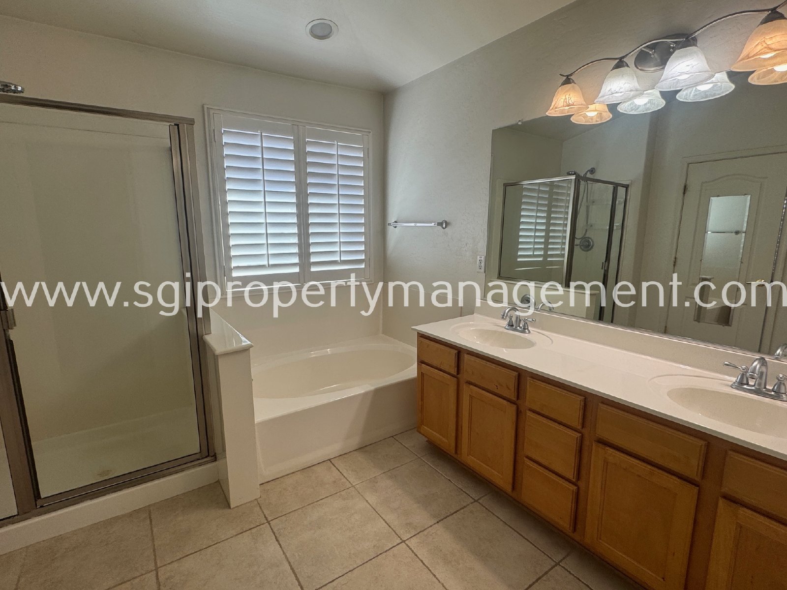 Beautiful 2 bedroom condo in gated community property image
