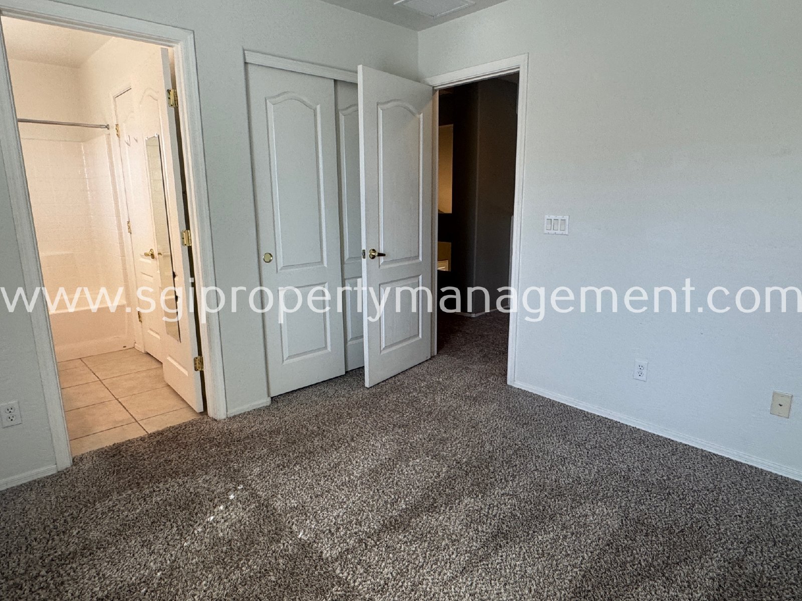 Beautiful 2 bedroom condo in gated community property image