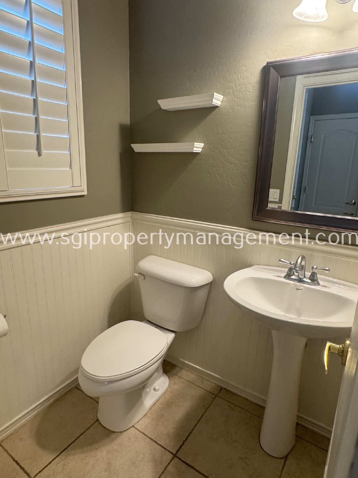 Beautiful 2 bedroom condo in gated community property image