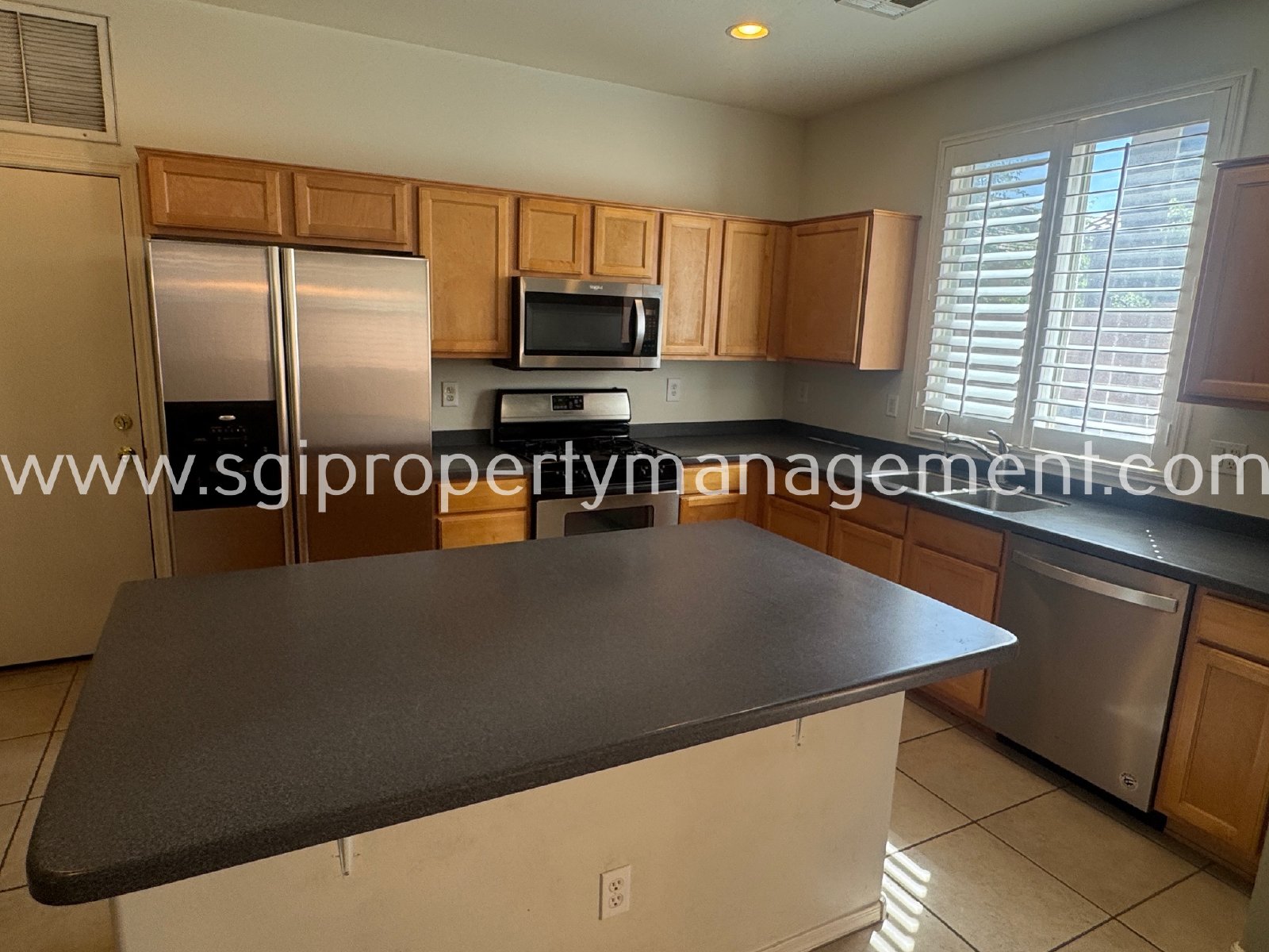 Beautiful 2 bedroom condo in gated community property image