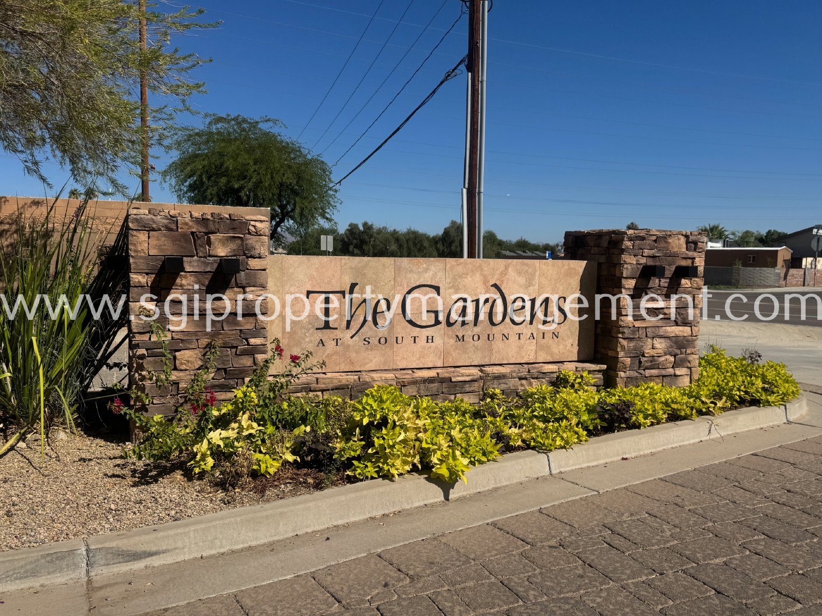 Beautiful 2 bedroom condo in gated community property image