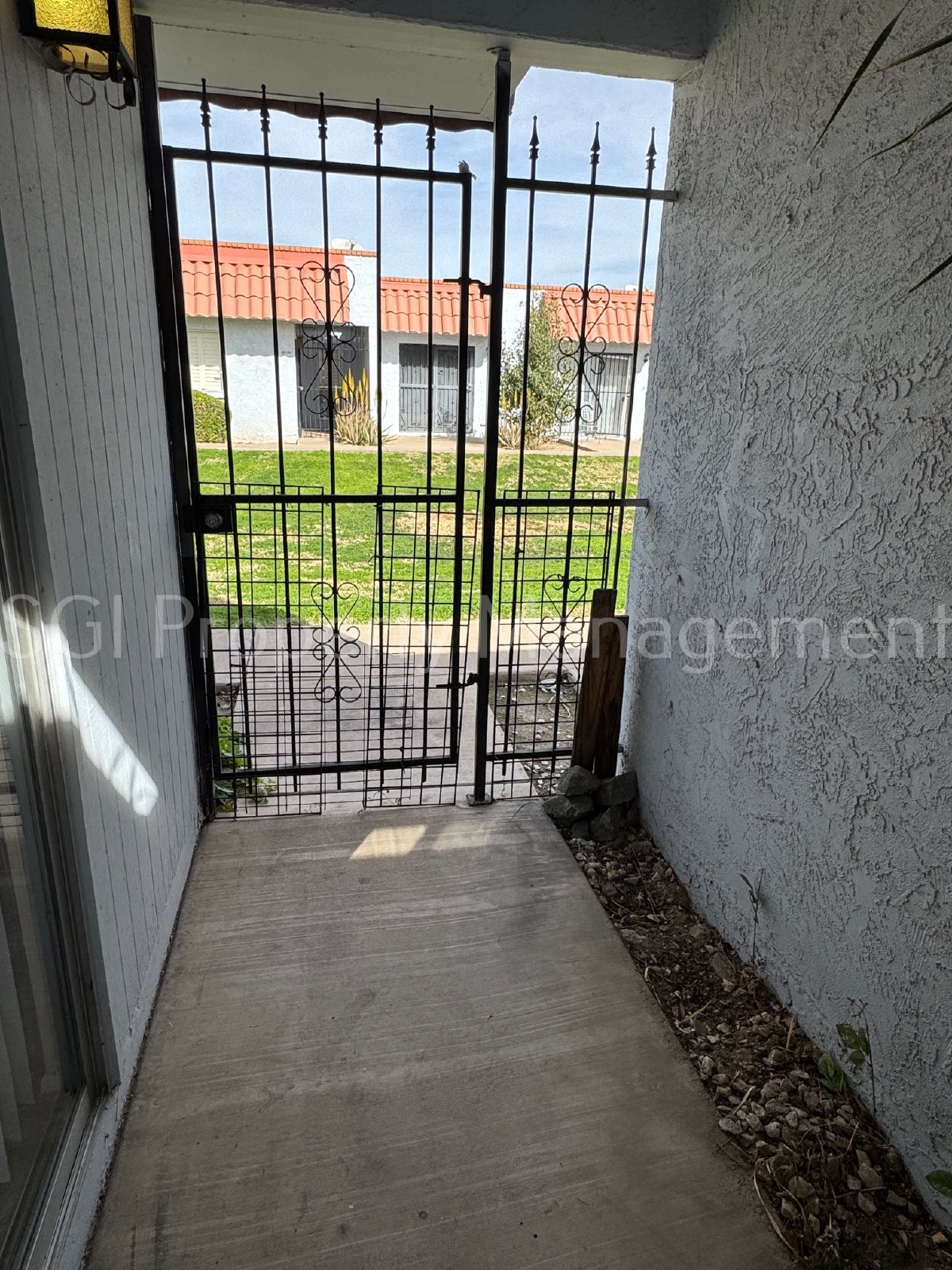 2 BEDROOM 2 BATHROOM HOME IN GREAT LOCATION!! property image