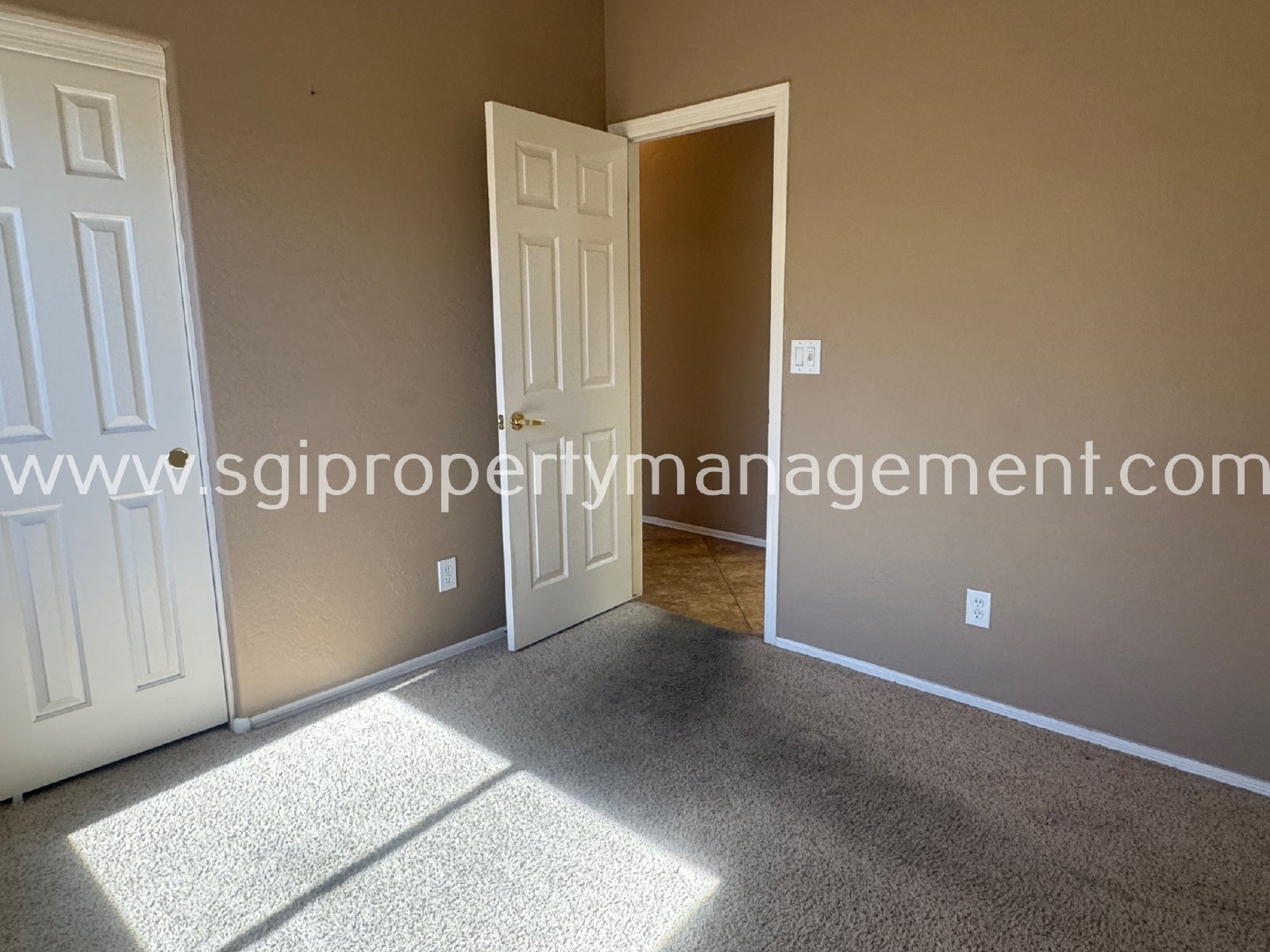 Anthem home with 3 bedrooms, den and 2 bathrooms property image