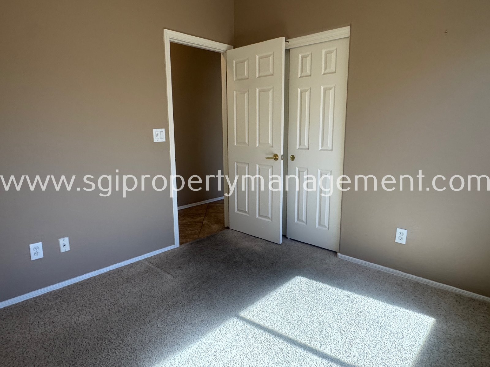 Anthem home with 3 bedrooms, den and 2 bathrooms property image