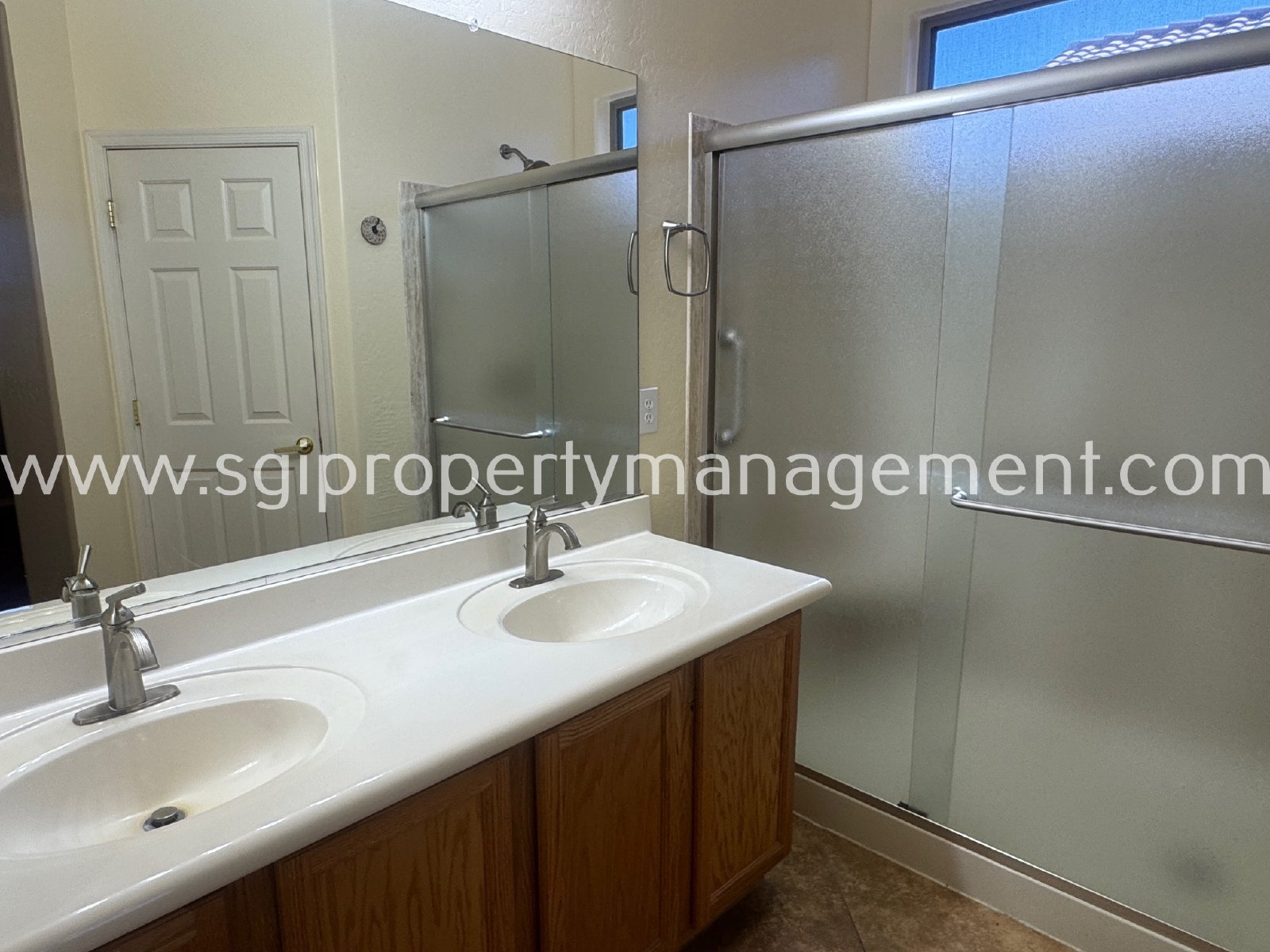 Anthem home with 3 bedrooms, den and 2 bathrooms property image