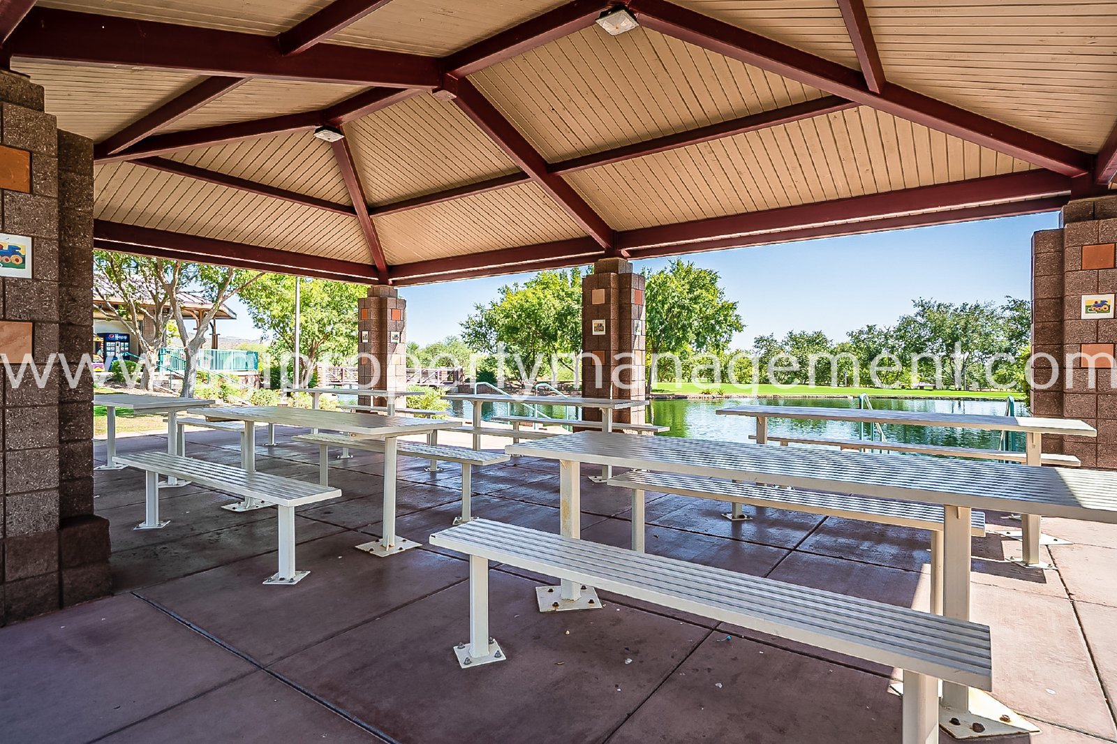 Anthem home with 3 bedrooms, den and 2 bathrooms property image