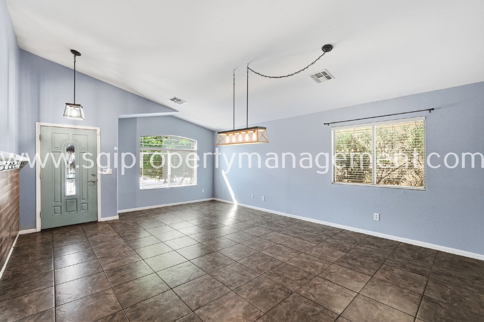 4-BEDROOM HOME CLOSE TO 303 LOOP. property image