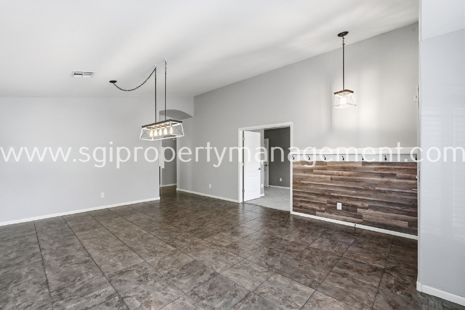 4-BEDROOM HOME CLOSE TO 303 LOOP. property image