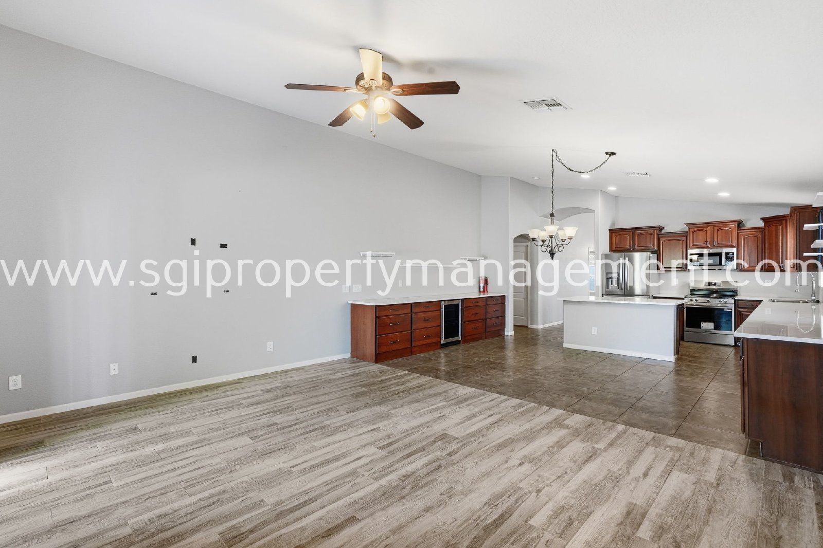 4-BEDROOM HOME CLOSE TO 303 LOOP. property image