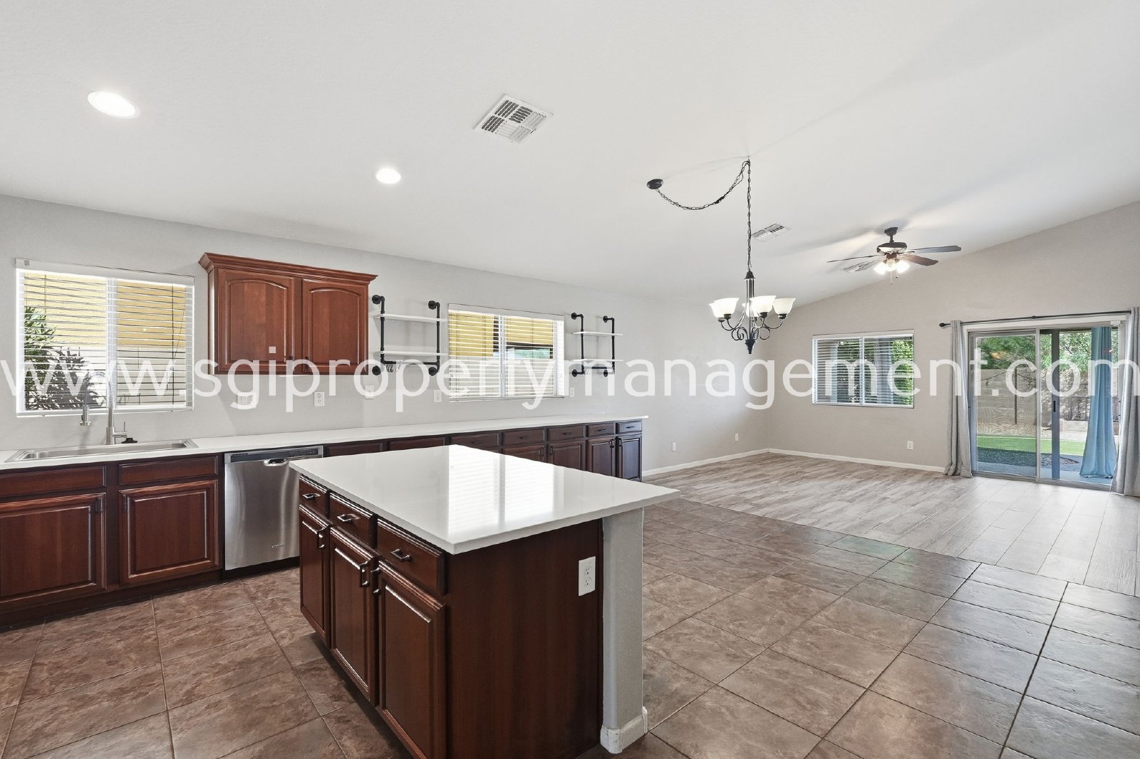 4-BEDROOM HOME CLOSE TO 303 LOOP. property image