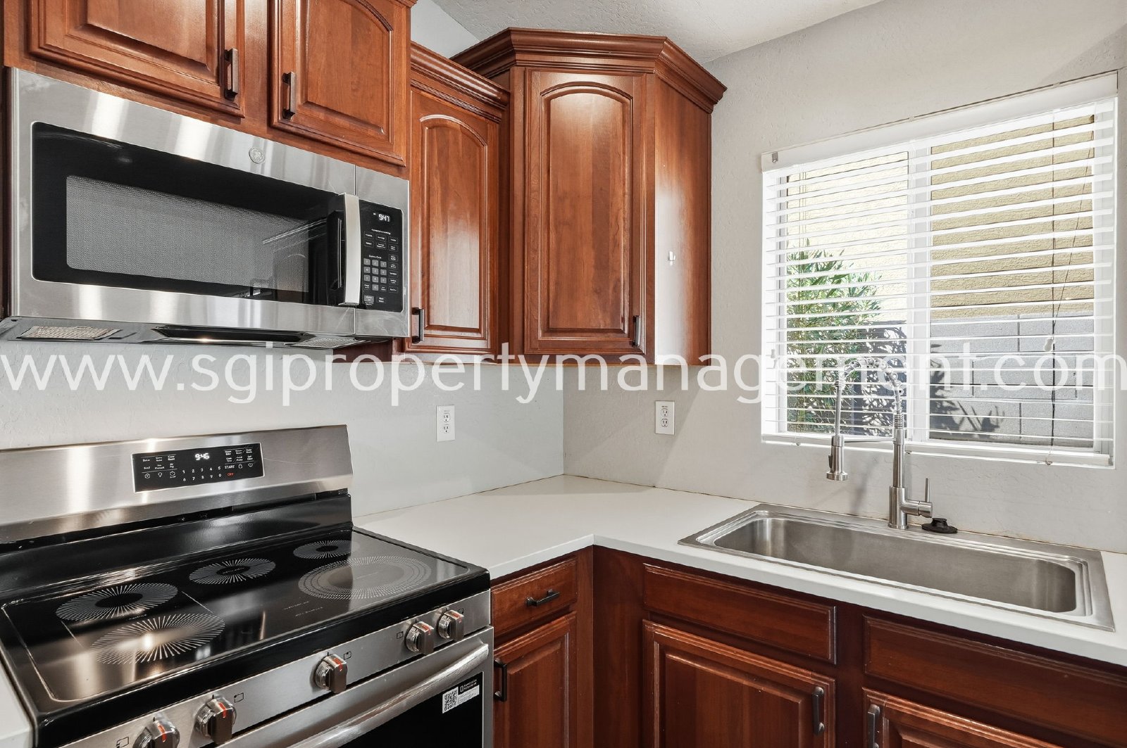 4-BEDROOM HOME CLOSE TO 303 LOOP. property image