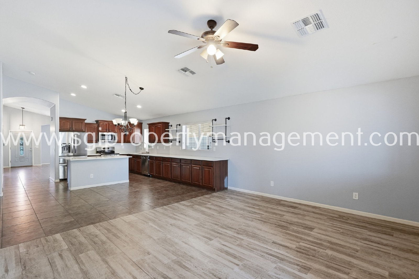 4-BEDROOM HOME CLOSE TO 303 LOOP. property image