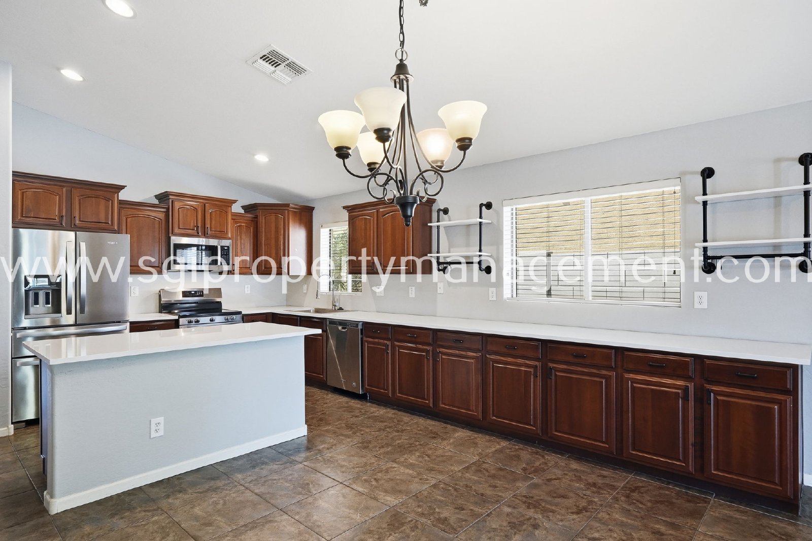 4-BEDROOM HOME CLOSE TO 303 LOOP. property image