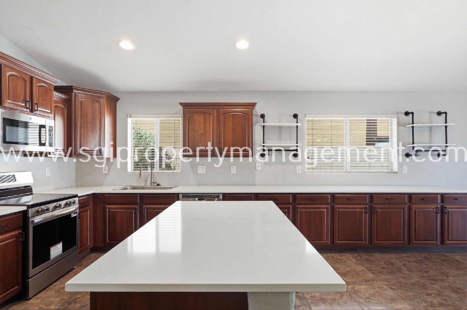 4-BEDROOM HOME CLOSE TO 303 LOOP. property image