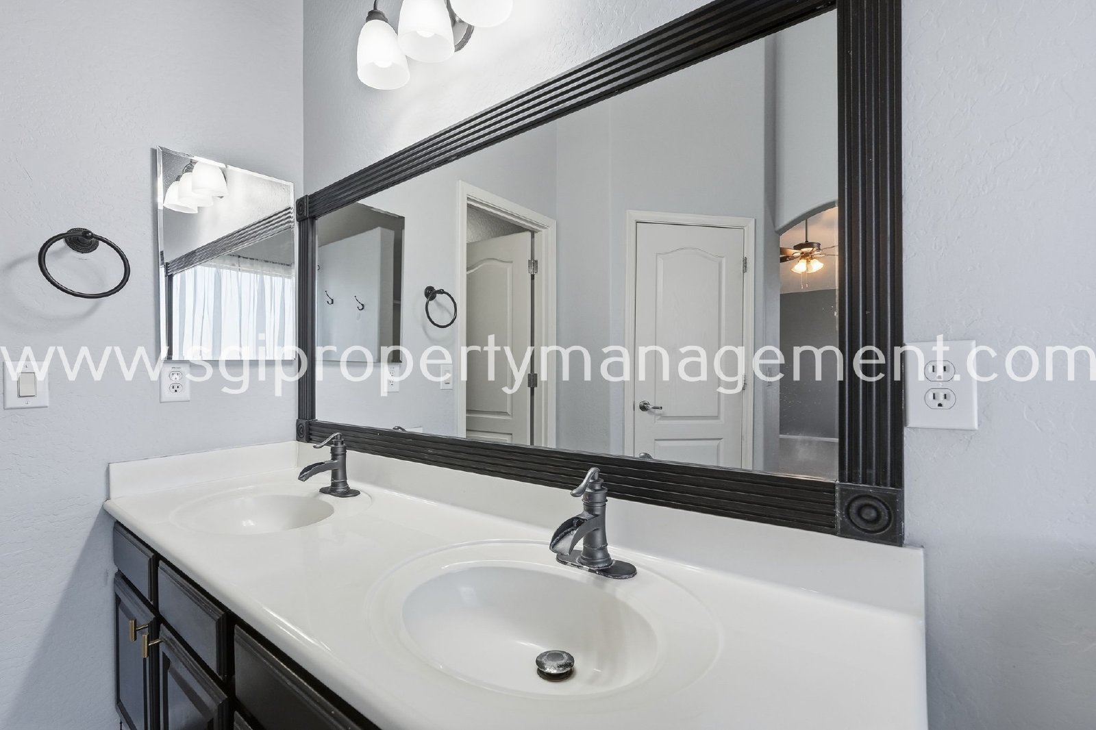 4-BEDROOM HOME CLOSE TO 303 LOOP. property image
