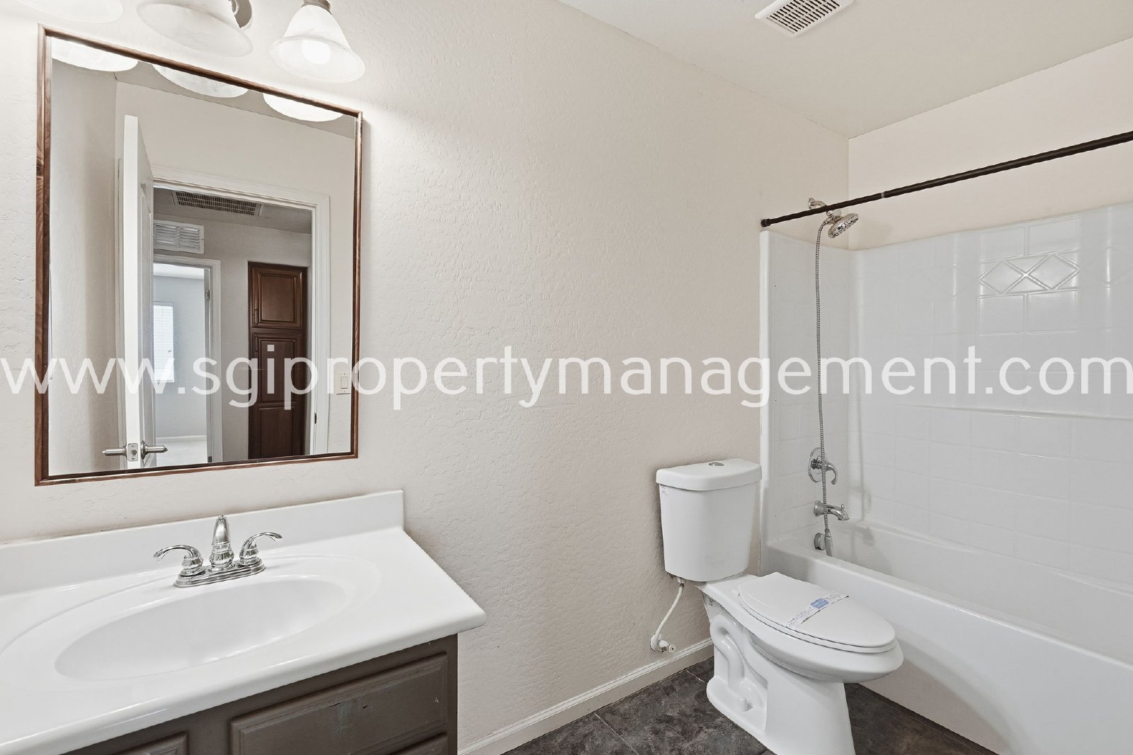 4-BEDROOM HOME CLOSE TO 303 LOOP. property image