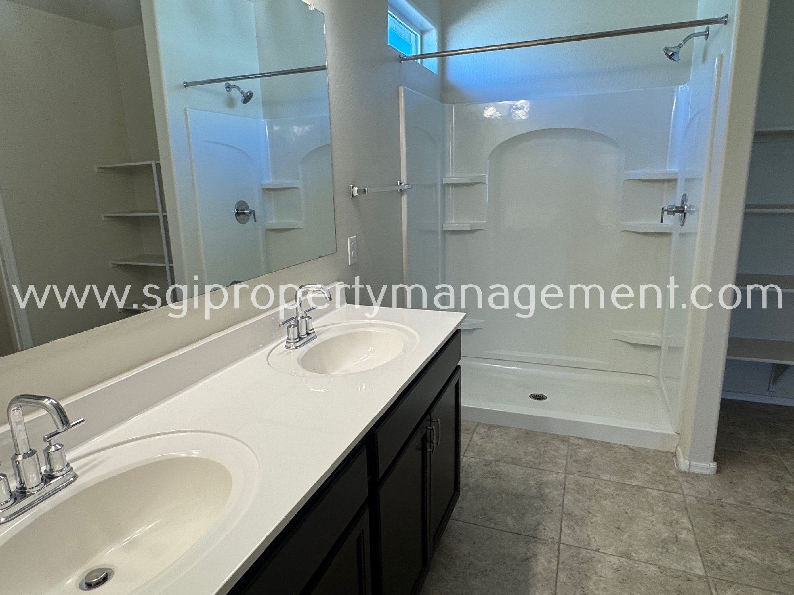 5 bedroom home with 3 car garage property image