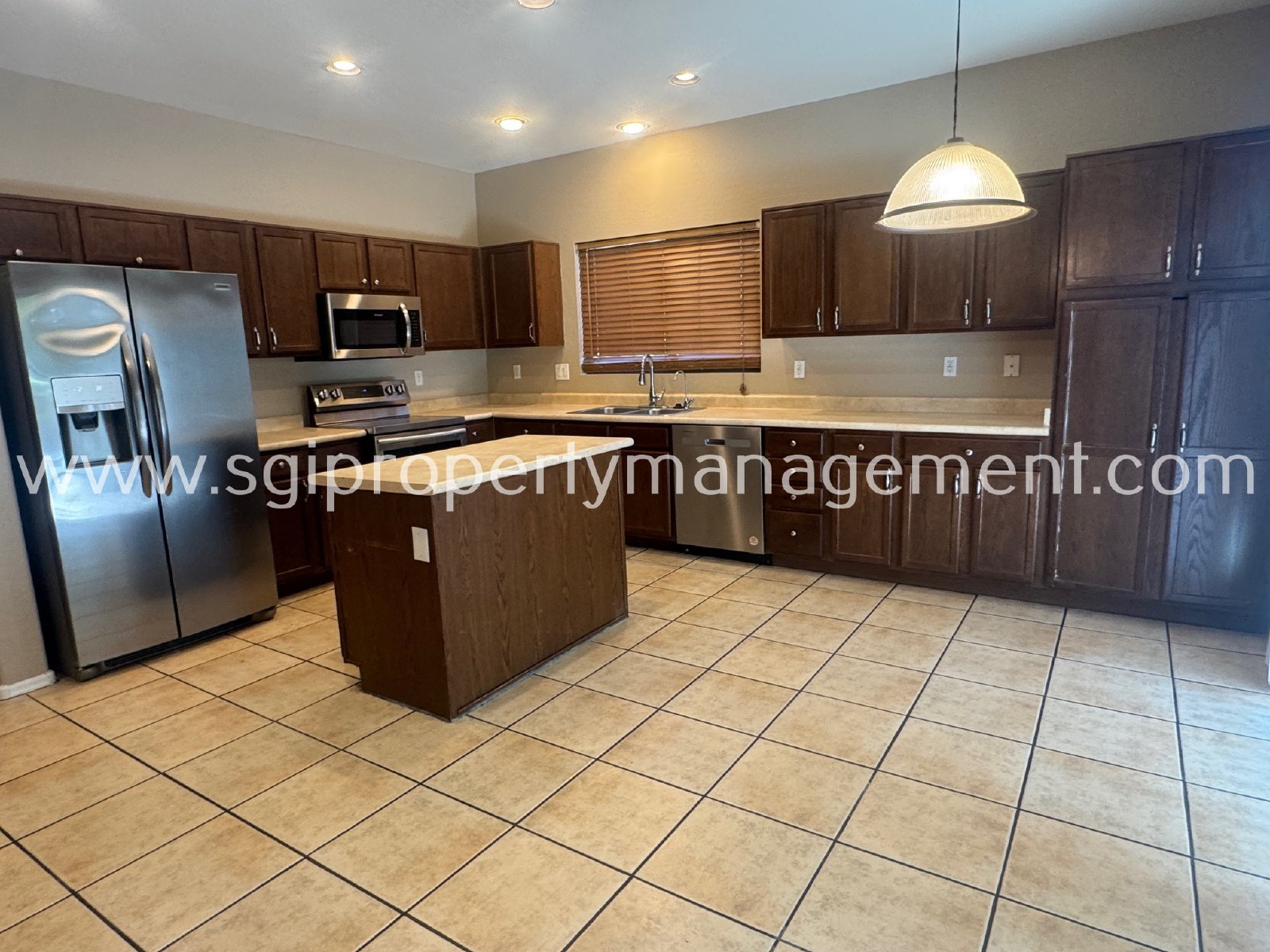 Spacious 5 bedroom home on corner lot property image