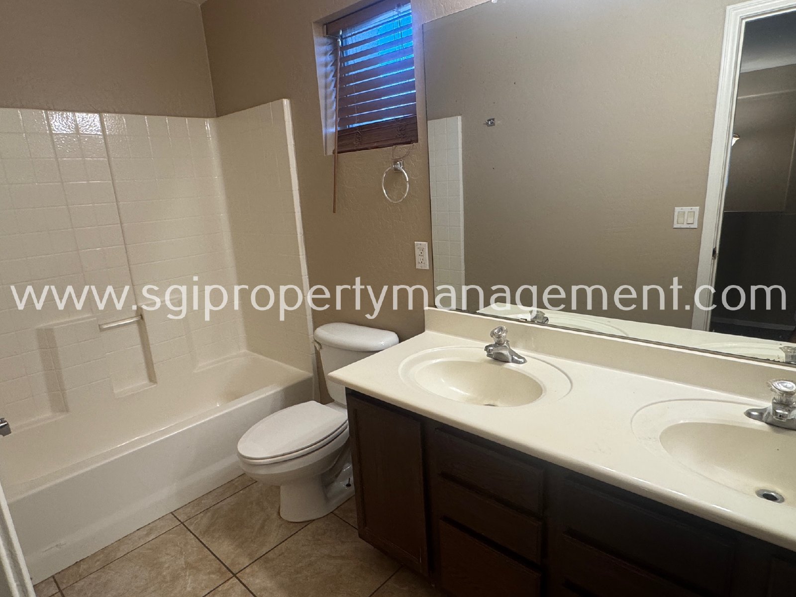 Spacious 5 bedroom home on corner lot property image