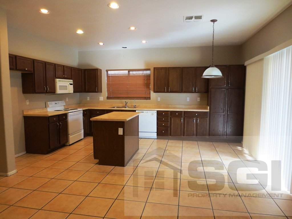 Spacious 5 bedroom home on corner lot property image