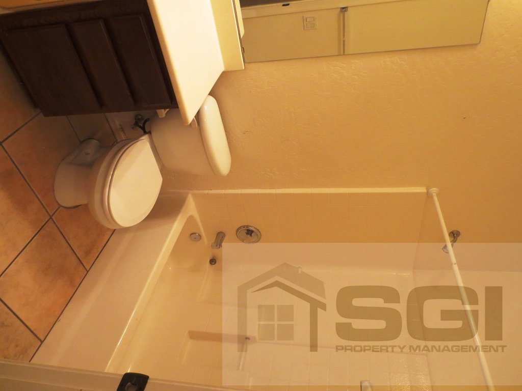 Spacious 5 bedroom home on corner lot property image