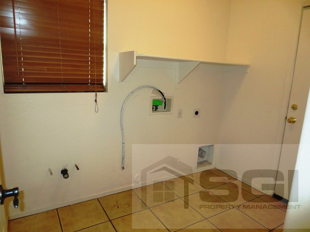 Spacious 5 bedroom home on corner lot property image