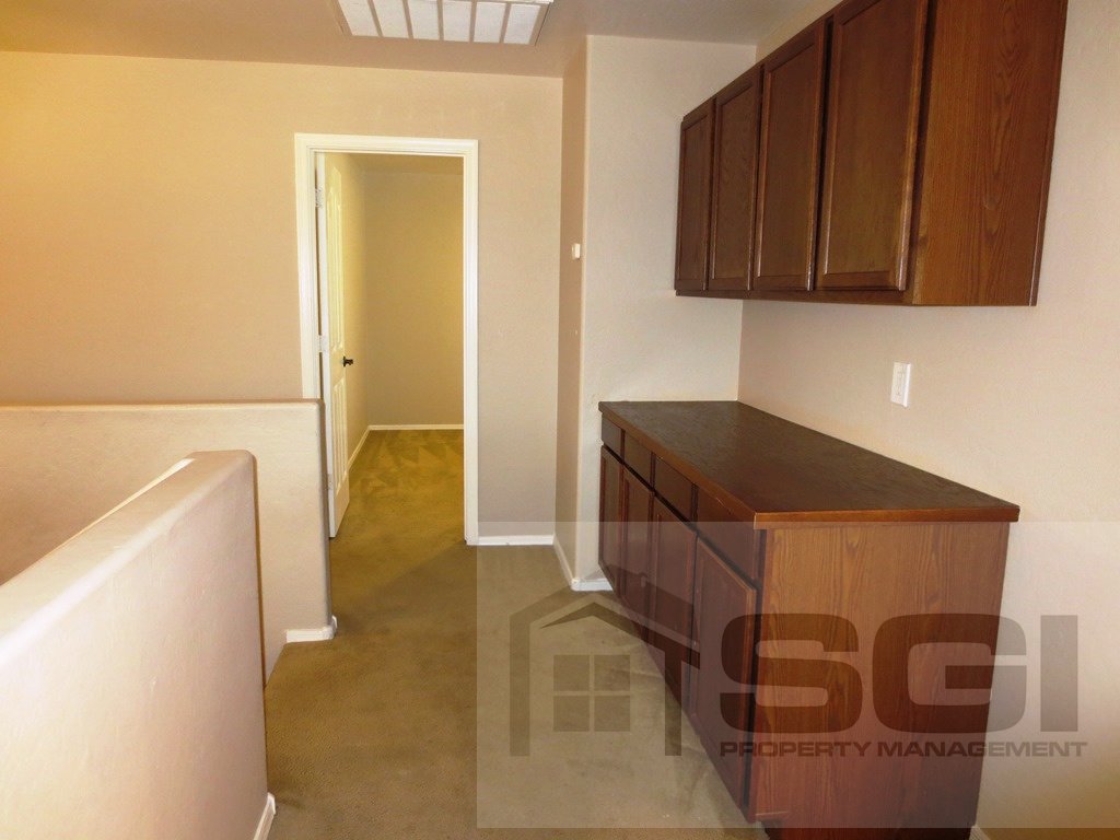 Spacious 5 bedroom home on corner lot property image