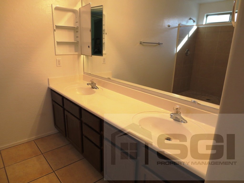 Spacious 5 bedroom home on corner lot property image