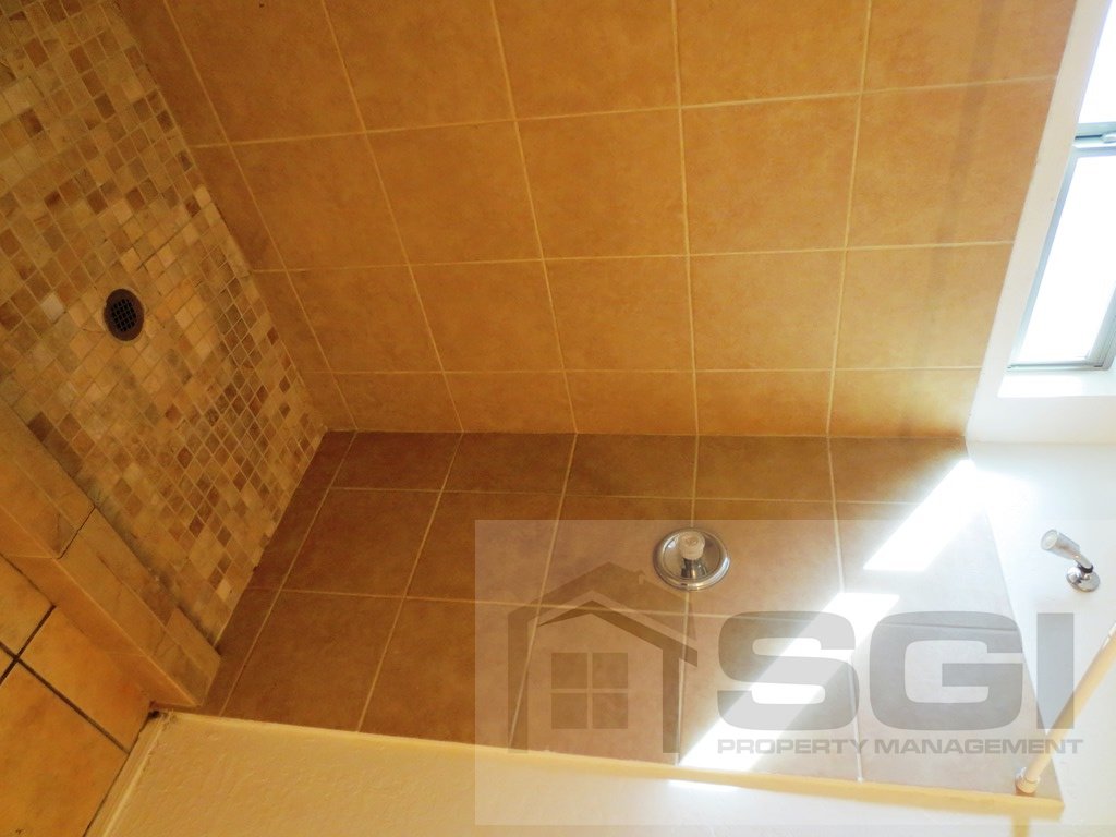 Spacious 5 bedroom home on corner lot property image