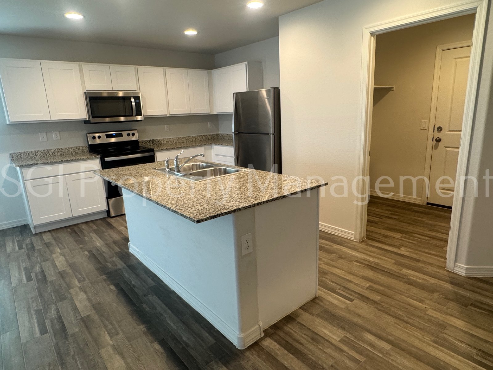 BEAUTIFUL HOME READY FOR MOVE IN!! property image