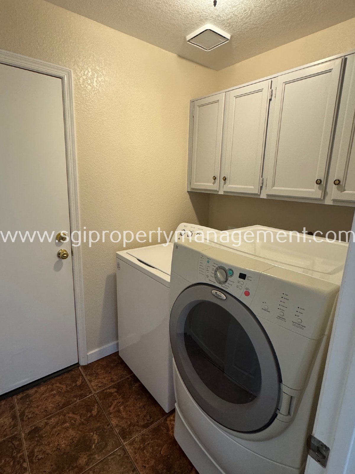 Charming Lakefront 3 bedroom, 2 bathroom home property image