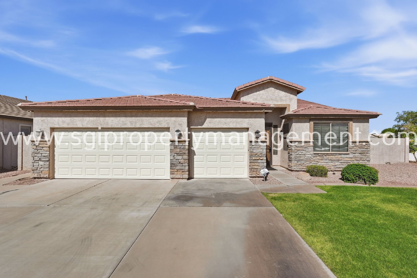 Peoria home with 3 car garage property image