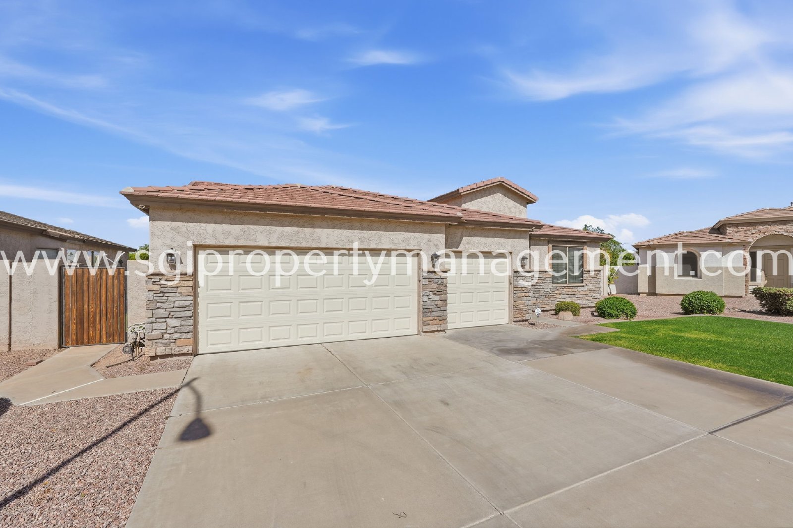 Peoria home with 3 car garage property image