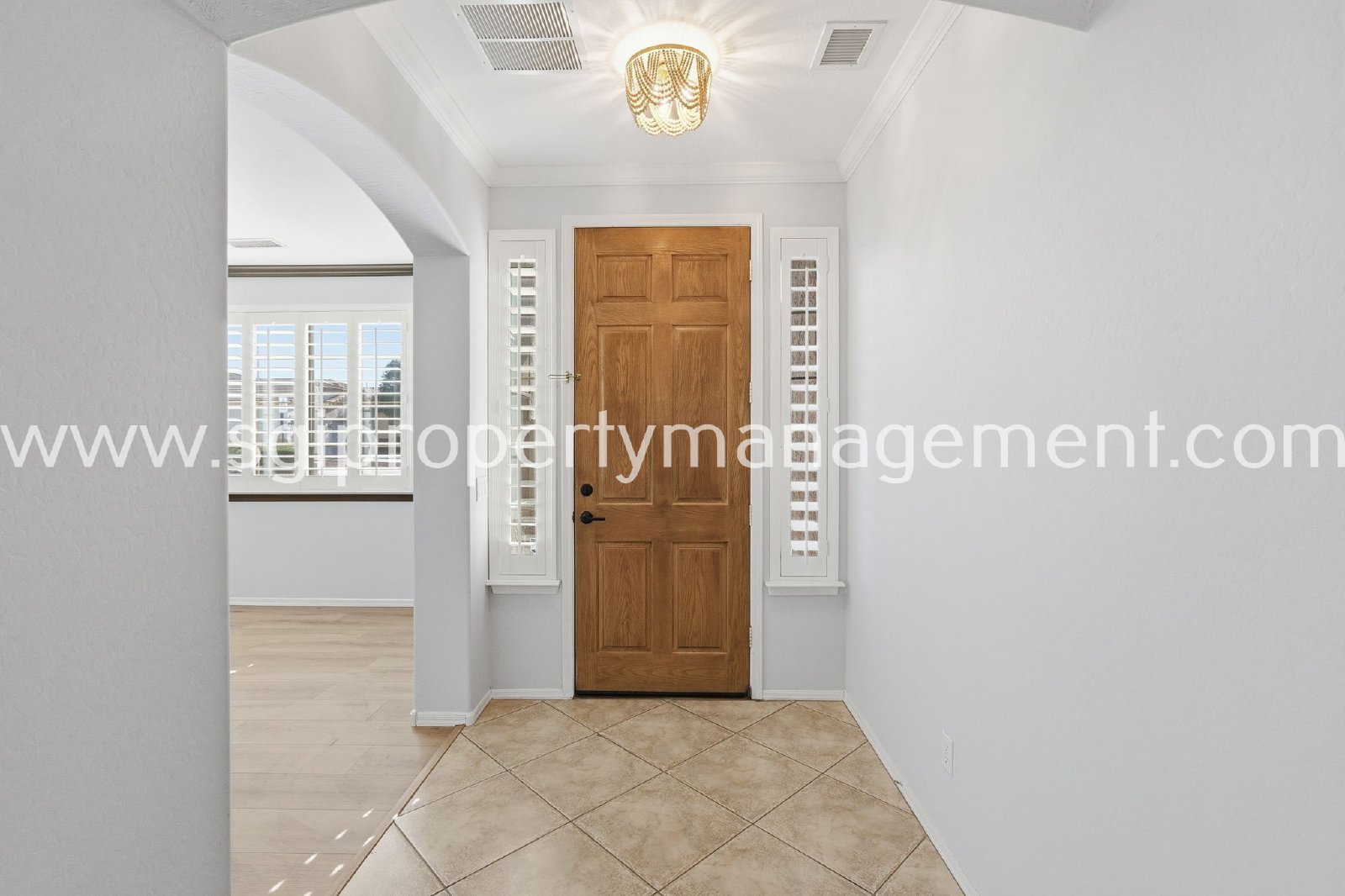 Peoria home with 3 car garage property image