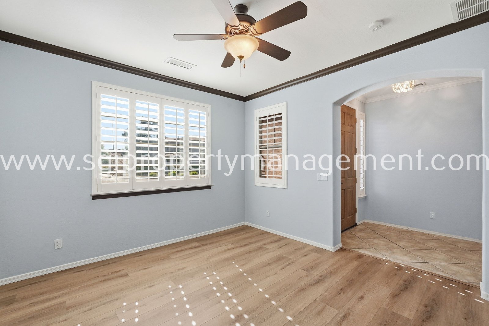 Peoria home with 3 car garage property image