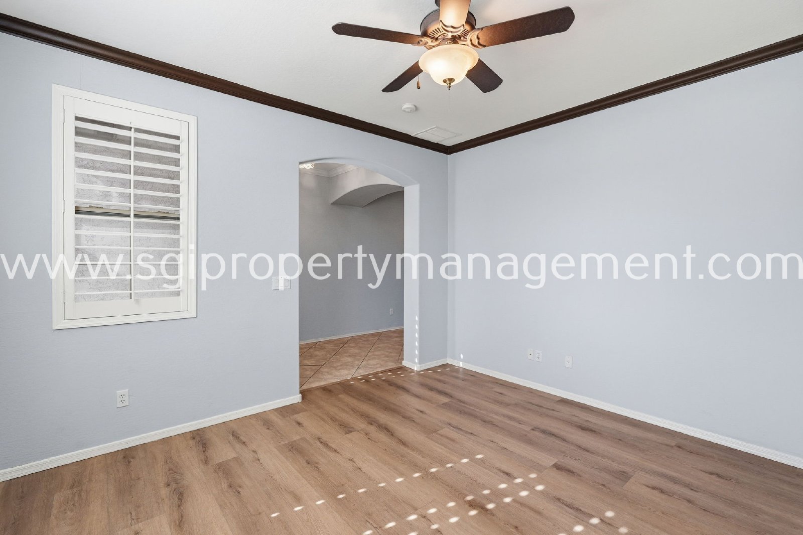 Peoria home with 3 car garage property image