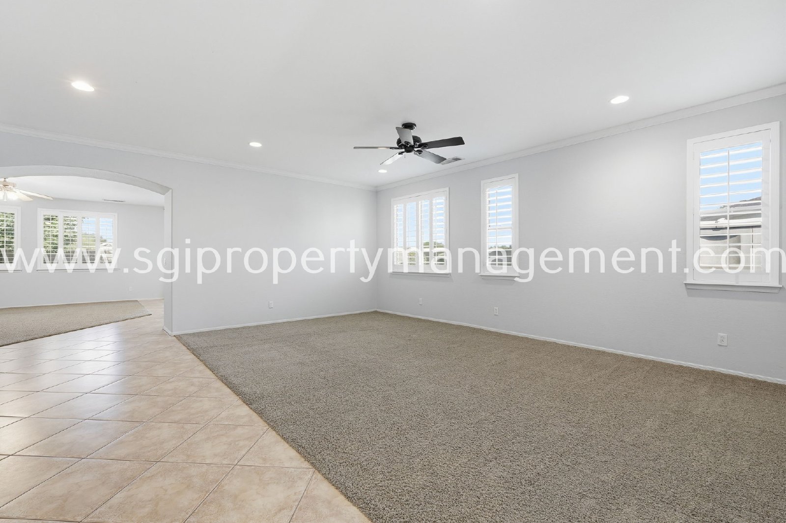 Peoria home with 3 car garage property image