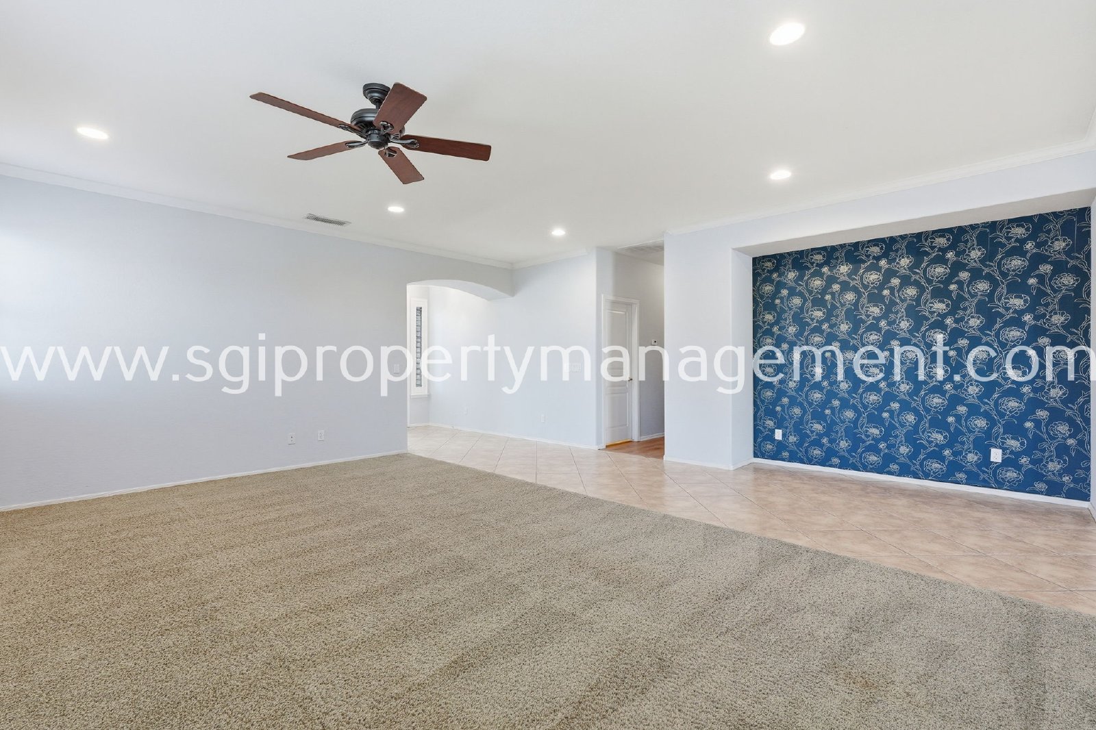 Peoria home with 3 car garage property image