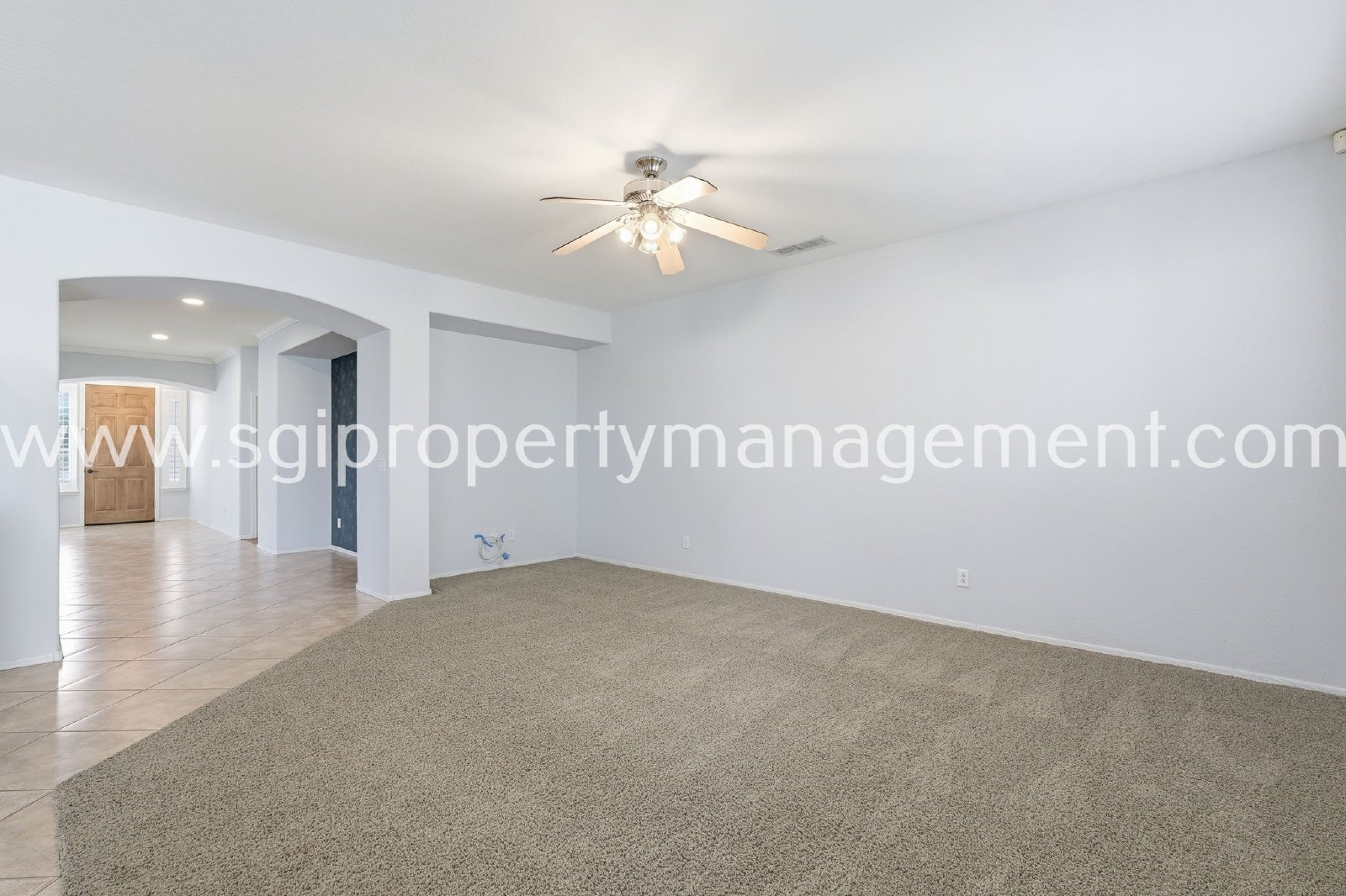 Peoria home with 3 car garage property image