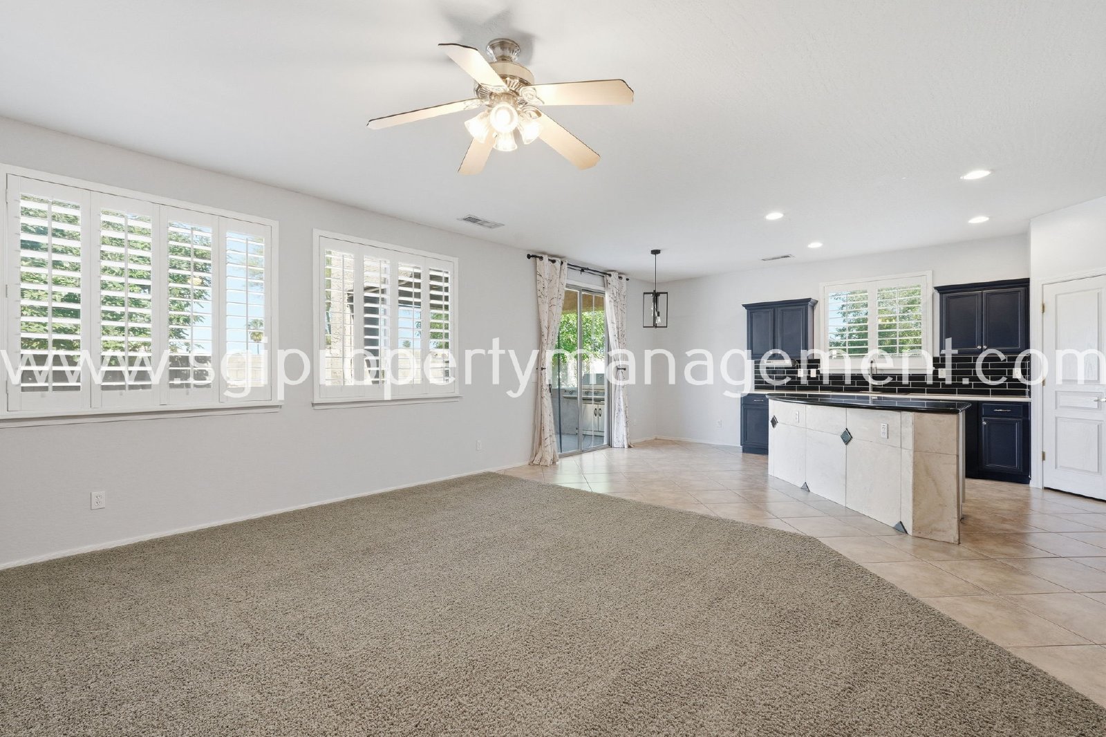 Peoria home with 3 car garage property image