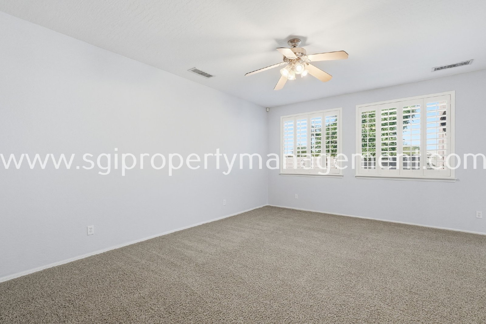 Peoria home with 3 car garage property image