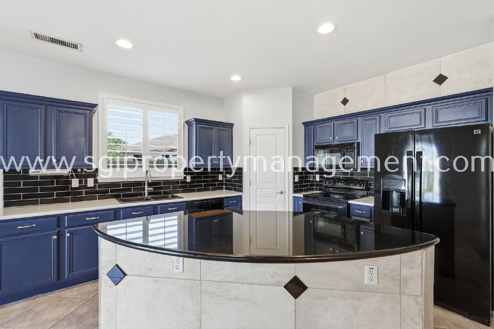 Peoria home with 3 car garage property image