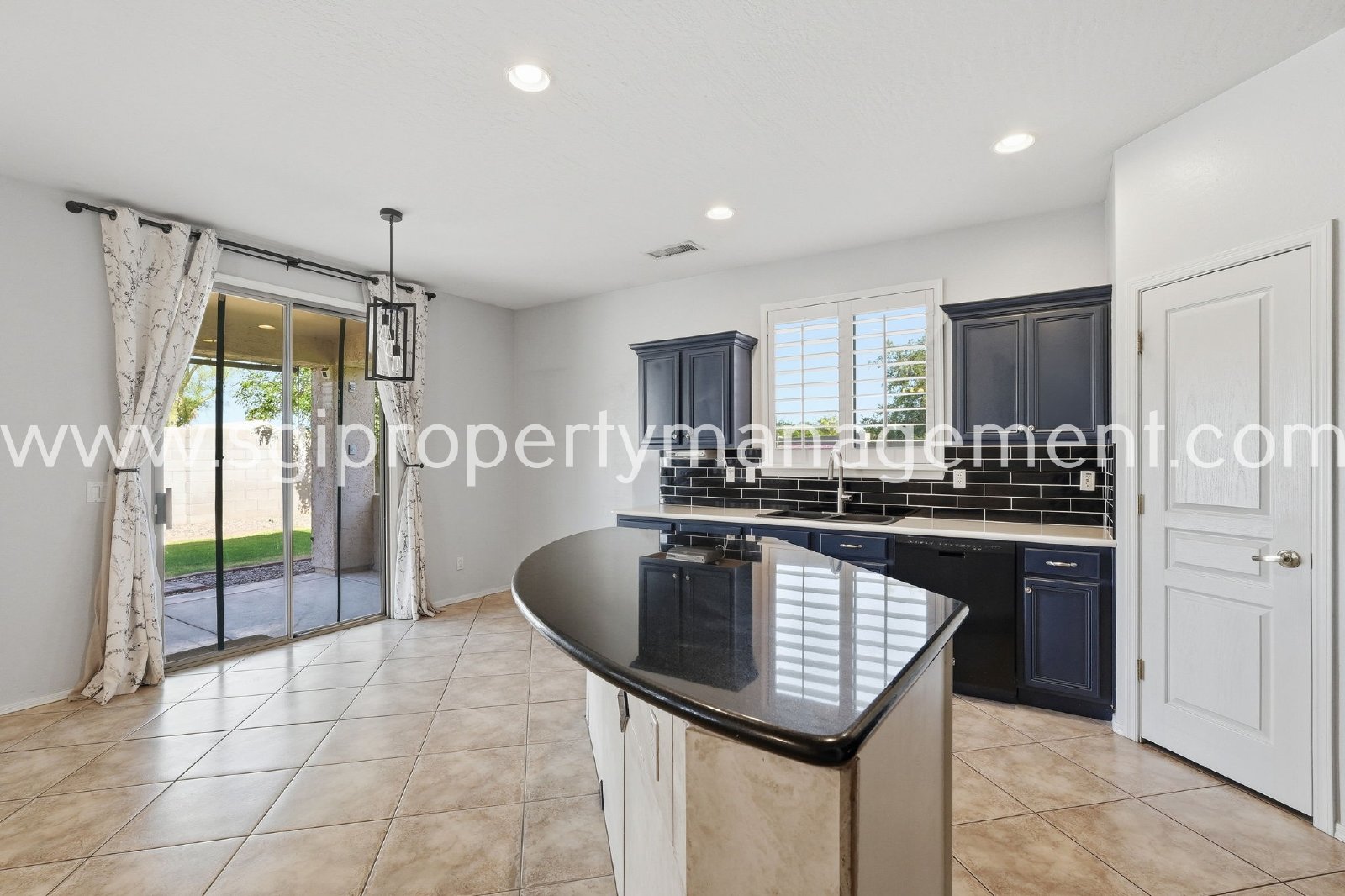 Peoria home with 3 car garage property image