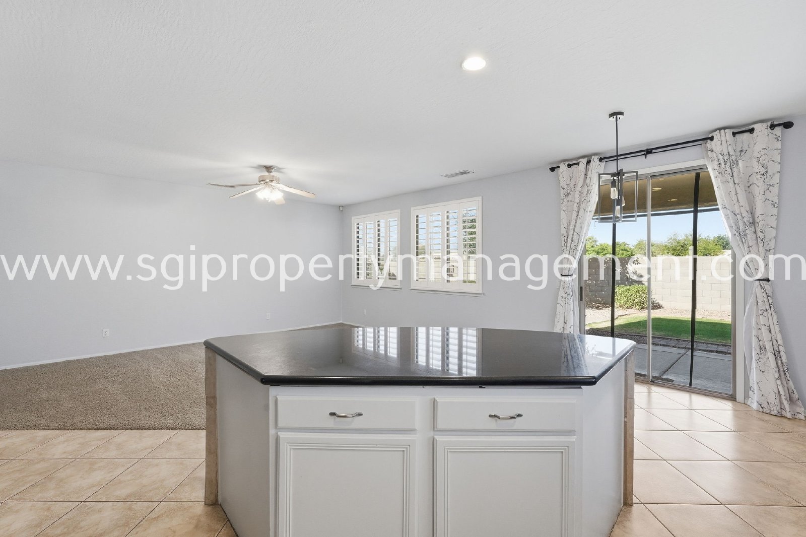 Peoria home with 3 car garage property image