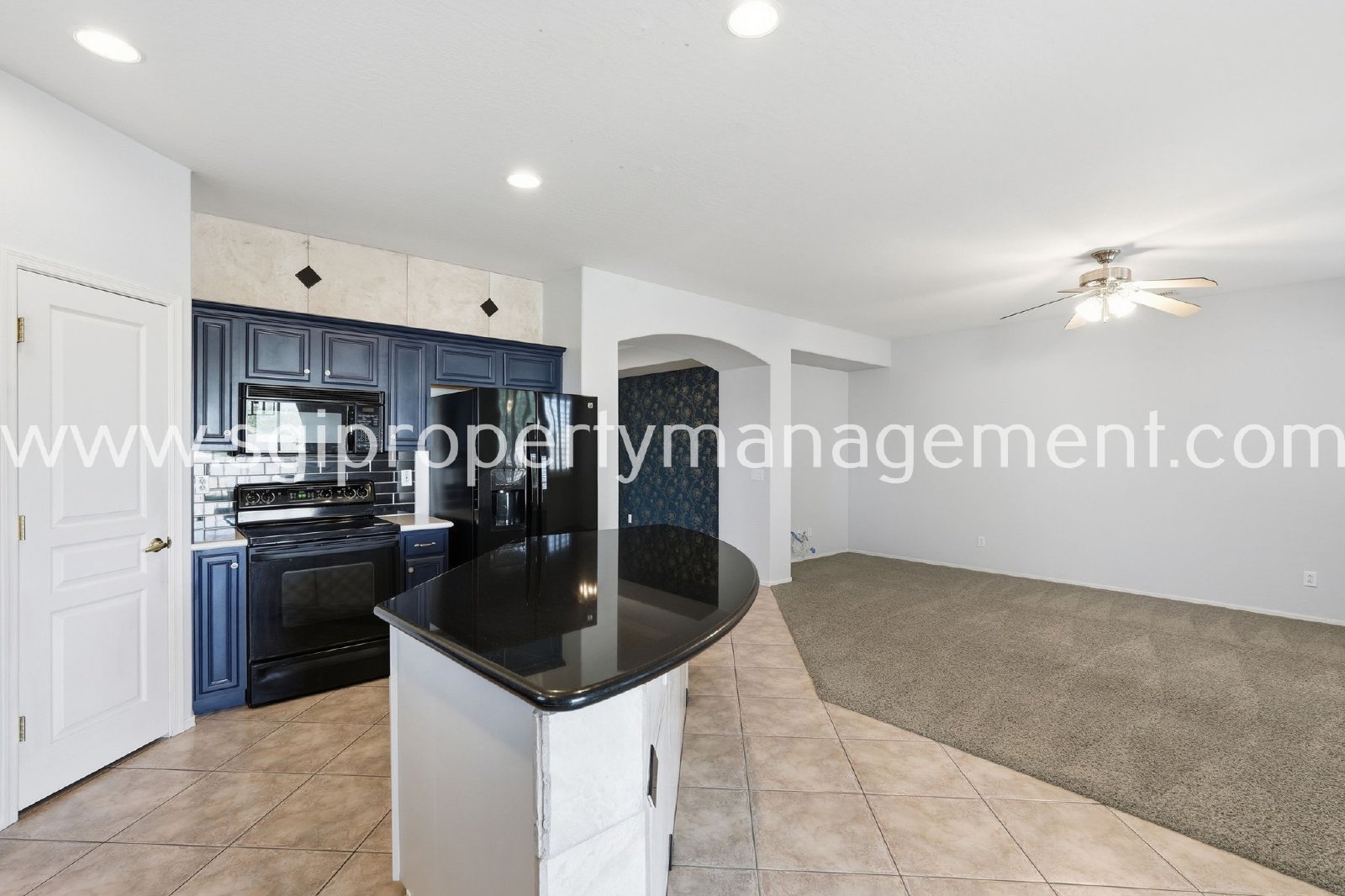 Peoria home with 3 car garage property image