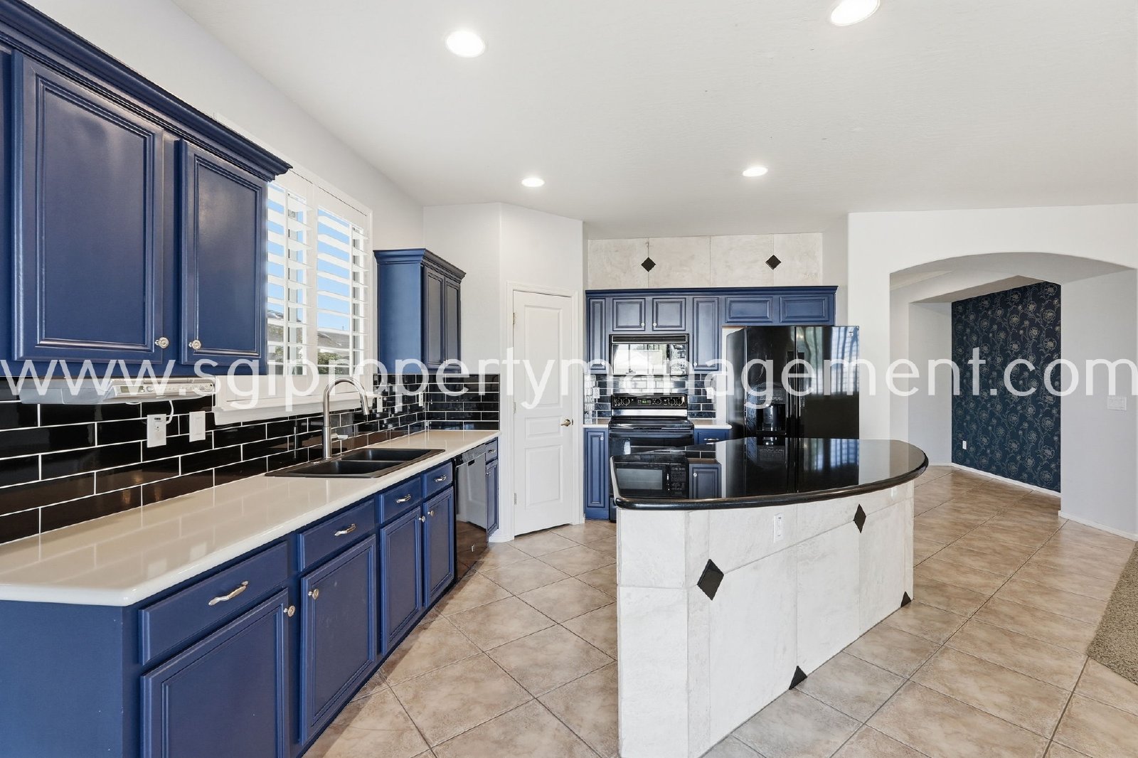 Peoria home with 3 car garage property image