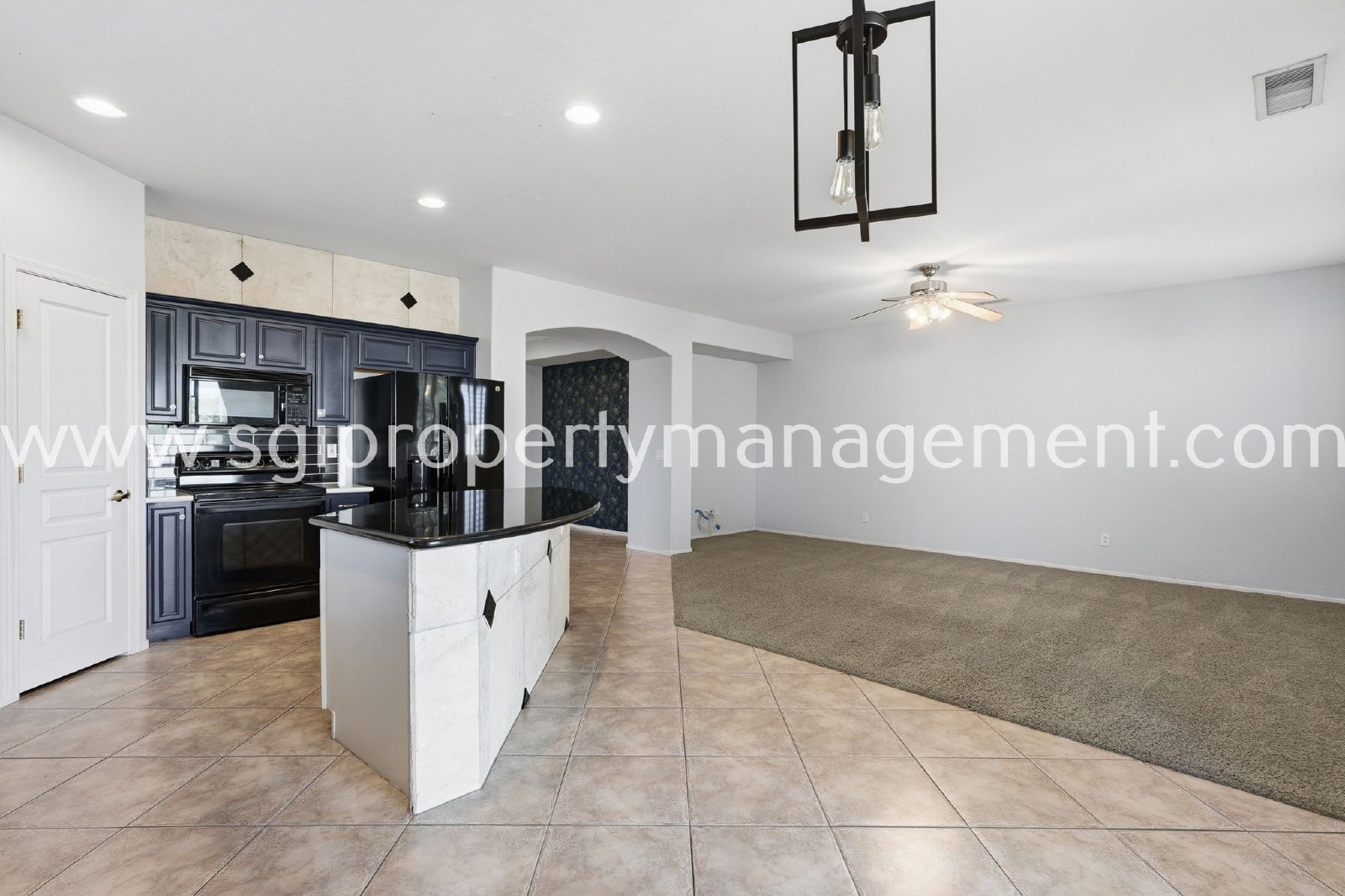 Peoria home with 3 car garage property image