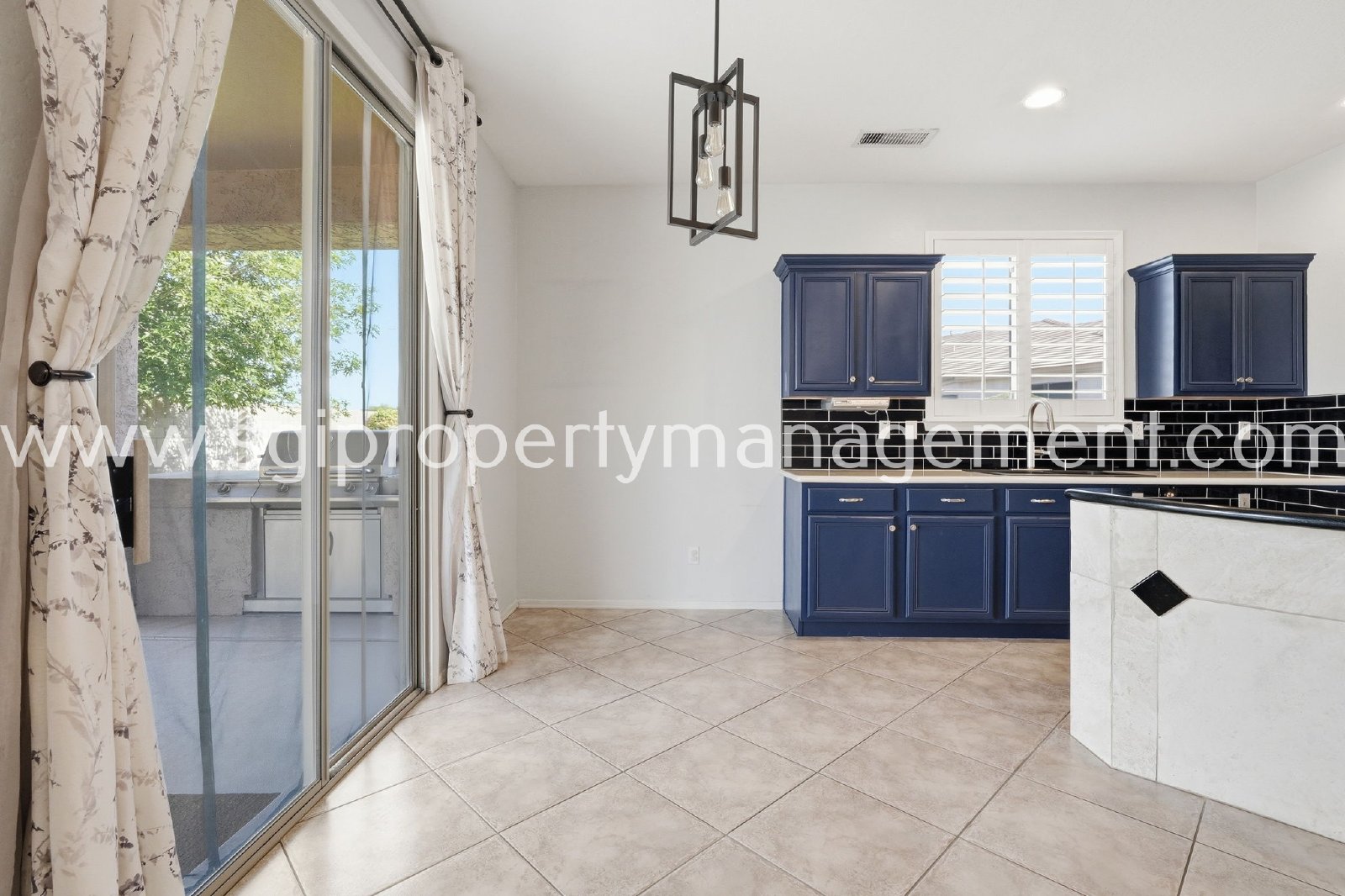 Peoria home with 3 car garage property image